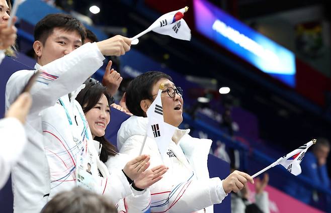 최휘영 문화체육관광부 장관이 2월6일(현지시간) 이탈리아 밀라노 아이스스케이팅 아레나에서 열린 2026 밀라노-코르티나담페초 동계올림픽 피겨 팀 이벤트(단체전) 경기에 출전한 대한민국 대표팀을 응원하고 있다. ⓒ문화체육관광부 제공