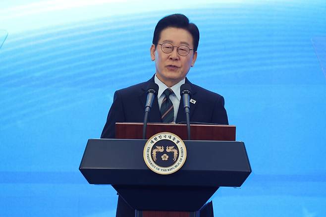 이재명 대통령이 27일 전북 군산새만금컨벤션센터에서 열린 새만금 로봇·수소·AI 시티 투자협약식에서 축사하고 있다. ⓒ연합뉴스