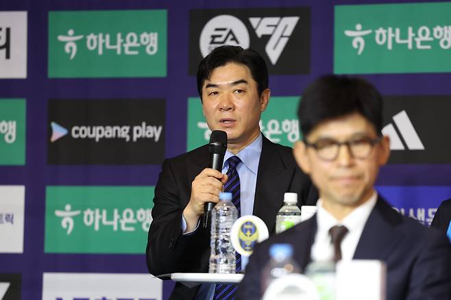 강원FC 돌풍을 이끌고 지난해 인천 지휘봉을 잡아 1년 만에 K리그1 승격에 성공한 윤정환 인천 감독이 25일 서울 서대문구 스위스그랜드호텔서 열린 K리그 개막 미디어데이에서 새 시즌 소감을 전하고 있다. 사진제공｜한국프로축구연맹