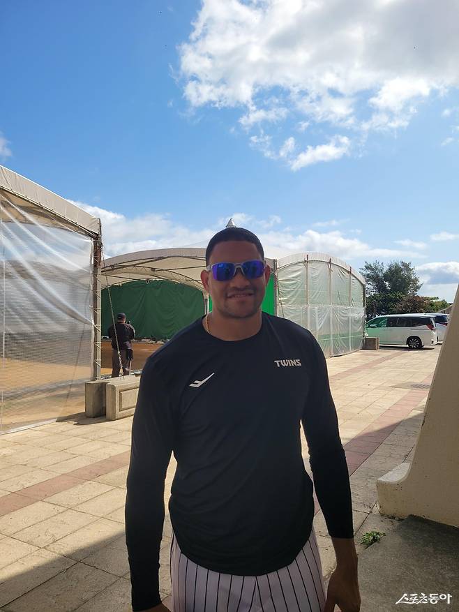 LG 요니 치리노스가 26일 일본 오키나와 이시카와구장서 불펜 피칭을 마친 뒤 취재진과 인터뷰를 진행하고 있다. 치리노스는 팀 동료였던 김현수(KT)를 상대타자로 만나는 것에 대해 “박동원과 얘기를 많이 나눴다”라며 크게 웃어보였다. 오키나와｜장은상 기자 award@donga.com