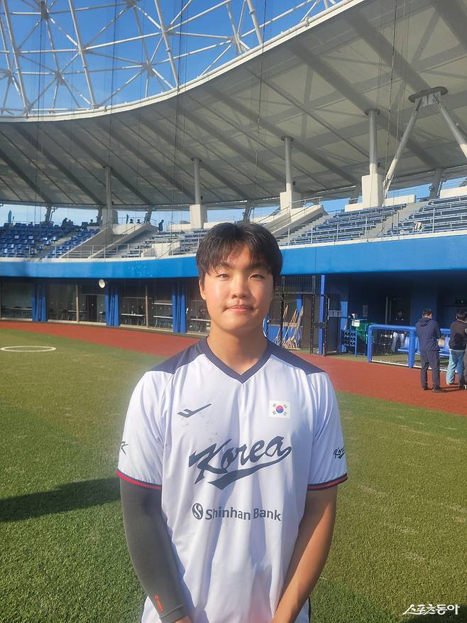 제6회 월드베이스볼클래식(WBC) 야구대표팀 정우주가 26일 일본 오키나와 가데나구장서 열린 삼성과 연습경기에 팀 두 번째 투수로 등판해 3이닝 3탈삼진 무실점 투구로 팀의 16-6 승리를 이끈 뒤 취재진과 인터뷰를 하고 있다. 오키나와|장은상 기자 award@donga.com
