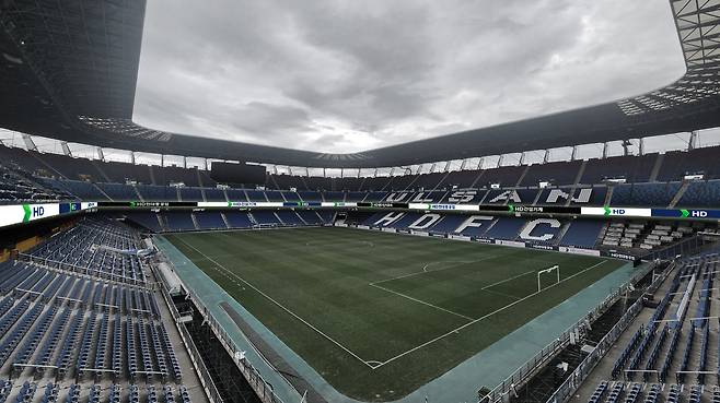 울산이 K리그 최초로 홈구장에 360도 LED 리본 전광판을 설치했다. 울산문수경기장 전경. 사진제공｜울산 HD