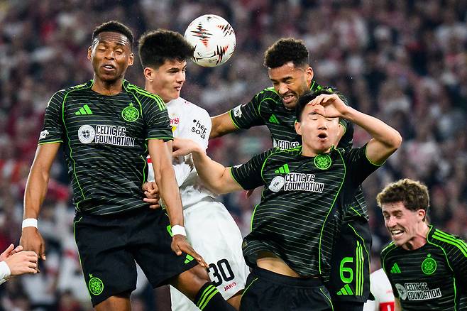 상대 선수와 공중볼을 경합하려는 양현준.  AP연합뉴스