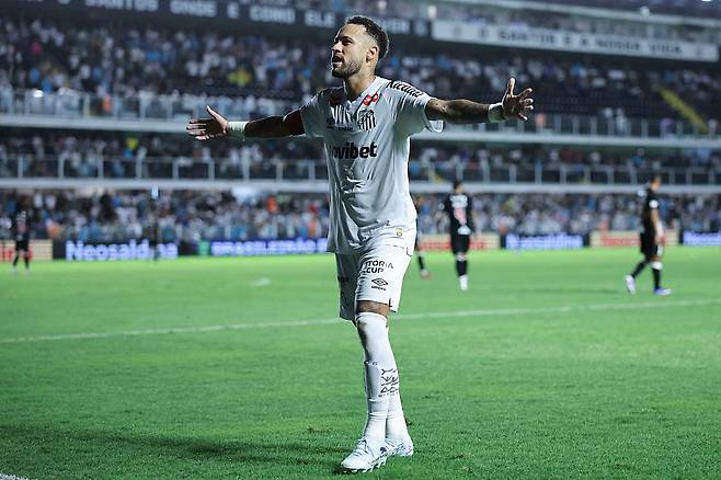 산투스 네이마르가 27일 바스쿠 다가마를 상대로 골을 넣은 뒤 팬 앞에서 기뻐하고 있다. Getty Images코리아