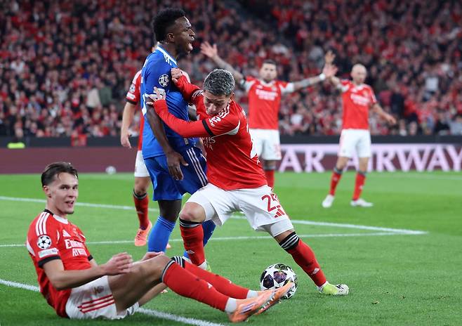 벤피카 잔루카 프레스티아니가 18일 유럽챔피언스리그 녹아웃 PO 1차전에서 레알 마드리드 비니시우스와 몸싸움을 하고 있다. AFP연합뉴스