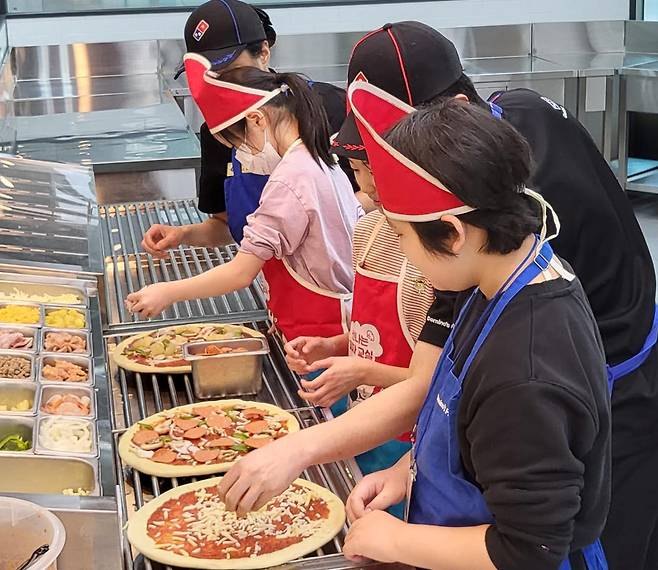 도미노피자, 세이브칠드런과 협업한 ‘다 함께 피자교실’