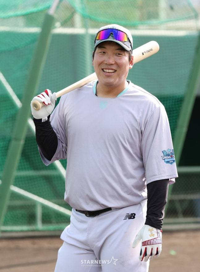 KT 위즈가 26일 일본 오키나와현 우루마 쿠시카와 야구장에서 스프링캠프 일정을 진행했다.  김현수가 타격 훈련을 하고 있다. /사진=김진경 대기자