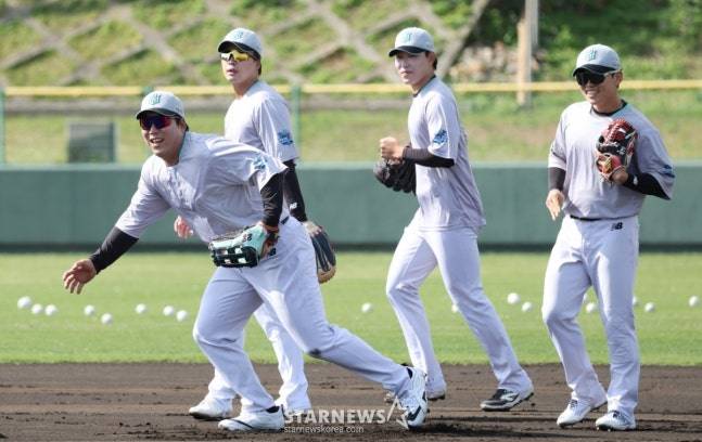 KT 위즈가 26일 일본 오키나와현 우루마 쿠시카와 야구장에서 스프링캠프 일정을 진행했다.  김현수(맨 왼쪽)가 밝은 표정으로 수비 훈련을 하고 있다. /사진=김진경 대기자