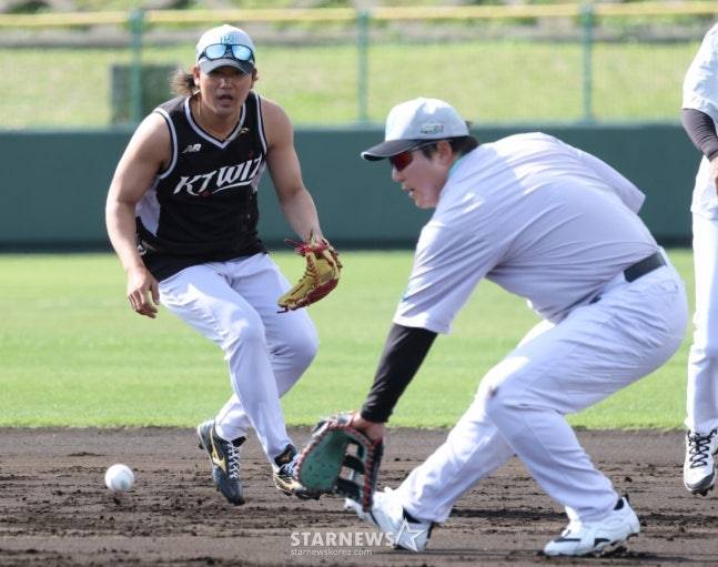 KT 위즈가 26일 일본 오키나와현 우루마 쿠시카와 야구장에서 스프링캠프 일정을 진행했다.  김현수(오른쪽)와 김상수가 수비 훈련을 하고 있다.
