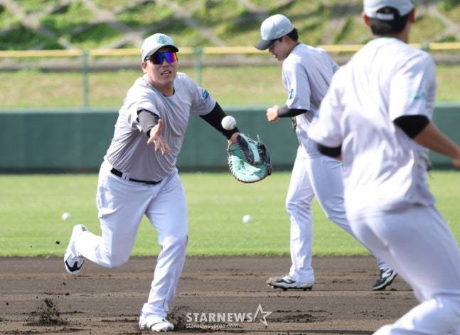 KT 위즈가 26일 일본 오키나와현 우루마 쿠시카와 야구장에서 스프링캠프 일정을 진행했다.  김현수(맨 왼쪽)가 수비 훈련을 하고 있다. /사진=김진경 대기자