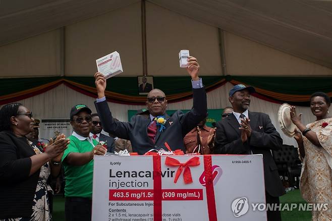 지난 19일 짐바브웨 수도 하라레에서 짐바브웨 보건장관이 새 HIV 치료제를 들고 있다 [AP 연합뉴스 자료사진. 재판매 및 DB 금지]