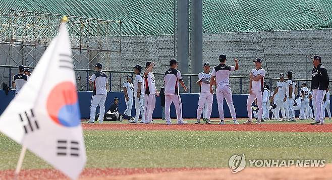 몸 푸는 야구 대표팀 (가데나[일본 오키나와현]=연합뉴스) 이진욱 기자 = 26일 일본 오키나와현 가데나의 가데나 구장에서 2026 월드베이스볼클래식(WBC) 대한민국 야구대표팀과 삼성 라이온즈 연습경기에 앞서 대표팀 선수들이 몸을 풀고 있다. 2026.2.26
 cityboy@yna.co.kr