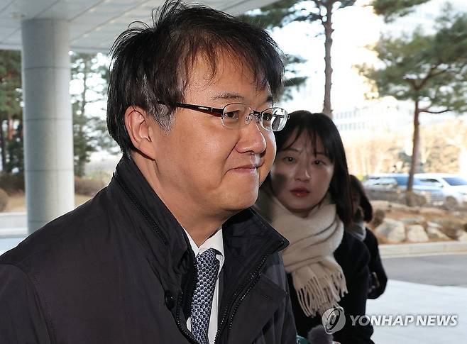 '정교유착' 검경 합수본 김태훈 본부장 (서울=연합뉴스) 서명곤 기자 = 통일교와 신천지 등 특정 종교단체가 정치권에 영향을 끼쳤다는 내용의 '정교유착' 의혹을 수사하는 검찰·경찰 합동수사본부 김태훈 본부장이 8일 서울 서초구 서울고검으로 출근하고 있다. 2026.1.8 seephoto@yna.co.kr