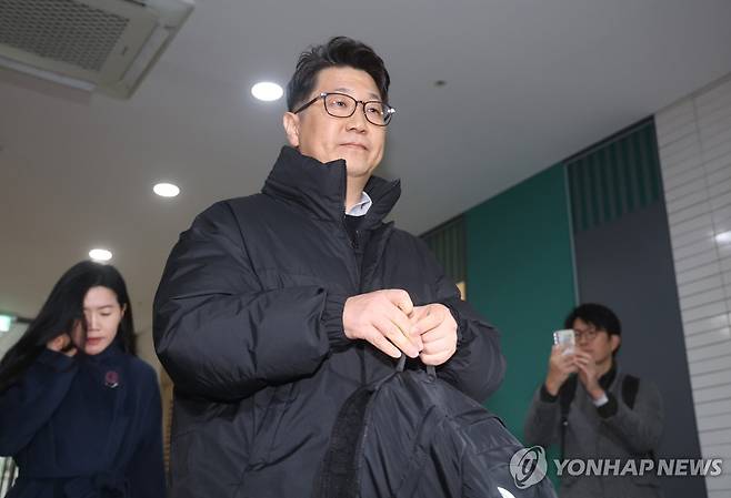 '쿠팡 수사외압' 폭로 문지석 검사, 특검 참고인 출석 (서울=연합뉴스) 신준희 기자 = '쿠팡 일용직 노동자 퇴직금 미지급' 사건 수사 과정에서 상관의 외압이 있었다고 폭로한 문지석 검사가 11일 서울 서초구 안권섭 특별검사팀 사무실에 참고인 신분으로 출석하고 있다. 2025.12.11 hama@yna.co.kr