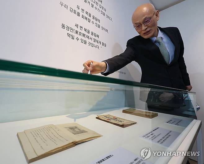 전시 설명하는 이동국 큐레이터 (서울=연합뉴스) 이재희 기자 = 27일 서울 강북구 근현대사기념관에서 열린 '조선민족대동단 - 혈전을 불사코자' 전시 간담회에서 이동국 독립 큐레이터가 독립운동가 김상덕이 쓴 '조선독립운동사' 책을 설명하고 있다. 2026.2.27 scape@yna.co.kr
