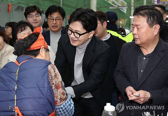 서문시장 찾은 한동훈 (대구=연합뉴스) 김현태 기자 = 한동훈 국민의힘 전 대표가 27일 오후 대구 서문시장을 찾은 자리에서 상인과 인사하고 있다. 2026.2.27 mtkht@yna.co.kr