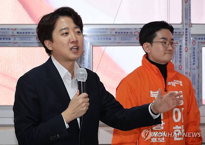 답변하는 개혁신당 이준석 대표 (부산=연합뉴스) 강선배 기자 = 개혁신당 이준석 대표가 27일 부산 부산진구 부전동 정이한 부산시장 예비후보 선거사무소 개소식에 참석해 가진 타운홀 미팅에서 질의에 답변하고 있다. 2026.2.27 sbkang@yna.co.kr