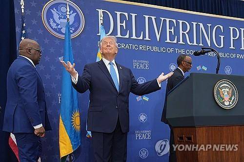 트럼프 대통령과 카가메, 치세케디 대통령 (워싱턴DC AP=연합뉴스) 2025년 12월 4일 미국 평화연구소(USIP) 건물에서 열린 '워싱턴 협정' 서명식에 참석한 도널드 트럼프(사진 가운데) 미국 대통령, 펠릭스 치세케디(왼쪽) 민주콩고 대통령, 폴 카가메 르완다 대통령  (AP Photo/Evan Vucci) 2026.2.27.