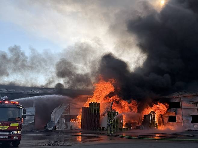 남양주 물류창고 화재 [남양주소방서 제공, 재판매 및 DB 금지]