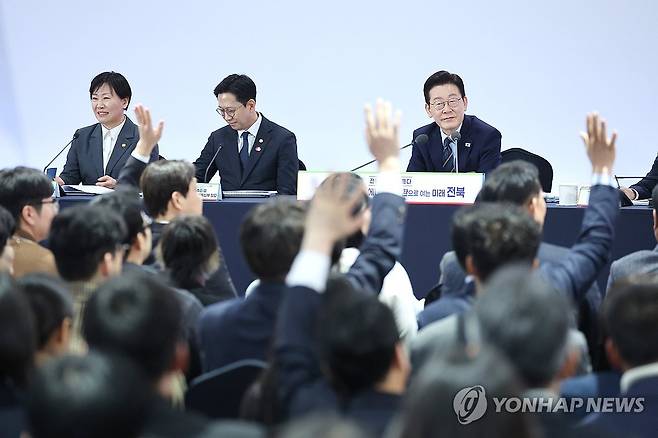 발언권 요청하는 참석자들 (전주=연합뉴스) 김도훈 기자 = 27일 전북 전주시 전북대학교에서 이재명 대통령이 참석한 가운데 열린 '전북의 마음을 듣다' 타운홀미팅 간담회에서 참석자들이 손을 들며 발언권을 요청하고 있다. 2026.2.27 [청와대통신사진기자단] superdoo82@yna.co.kr