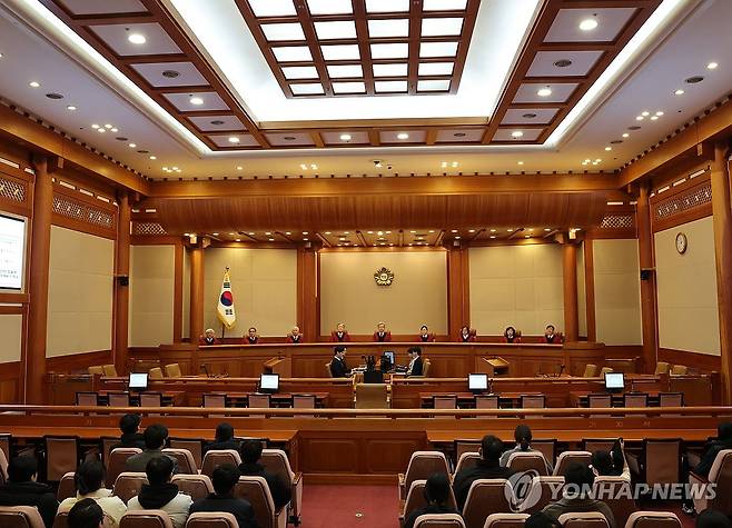 1월 심판사건은 (서울=연합뉴스) 서명곤 기자 = 29일 서울 종로구 헌법재판소 심판정에서 열린 변호인 접견불허 위헌확인 헌법소원 선고기일에 김상환 헌법재판소장을 비롯한 헌법재판관들이 착석해있다. 2026.1.29 seephoto@yna.co.kr