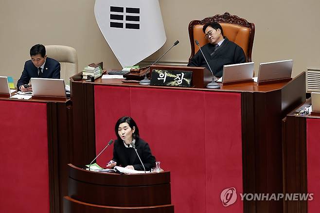 필리버스터 이어지는 국회 본회의장 (서울=연합뉴스) 신현우 기자 = 국민의힘 김희정 의원이 27일 국회에서 열린 2월 임시국회 8차 본회의에서 전날 상정된 재판소원제법(헌법재판소법 개정안)에 대한 무제한 토론을 하는 가운데 우원식 국회의장이 의장석을 지키고 있다. 2026.2.27 nowwego@yna.co.kr