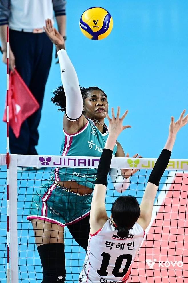 공격하는 한국도로공사의 모마 [한국배구연맹 제공. 재판매.DB 금지]