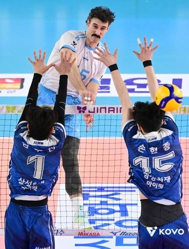 공격하는 대한항공의 러셀(뒤쪽) [한국배구연맹 제공. 재판매 및 DB 금지]