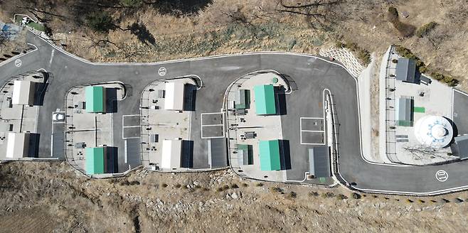 코로나 19가 불러온 캠핑의 황금기가 지나며 캠핑장, 캠핑용품 판매점 등 관련 업계가 위기를 맞닥뜨린 가운데 25일 오후 가평군 한 캠핑장이 텅 빈 모습을 보이고 있다. 임채운기자