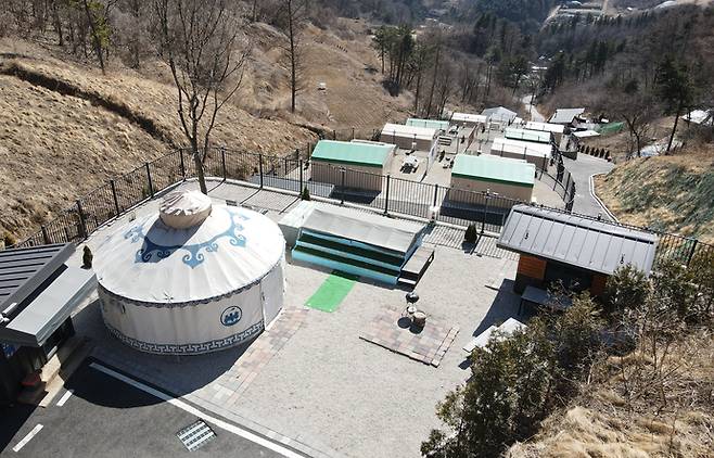 코로나 19가 불러온 캠핑의 황금기가 지나며 캠핑장, 캠핑용품 판매점 등 관련 업계가 위기를 맞닥뜨린 가운데 25일 오후 가평군 한 캠핑장이 텅 빈 모습을 보이고 있다. 임채운기자