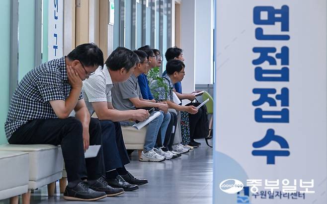 수원시 팔달구 수원시신중년센터에서 열린 일자리 두드림 구인·구직의 날 행사를 찾은 중장년층 구직자들이 면접을 위해 대기하고 있다. 임채운기자