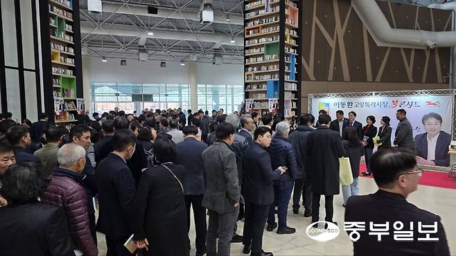 28일 고양시 일산동구 고양꽃전시관에서 이동환 고양특례시장이 출판기념회 본 행사 전 시민들과 기념사진을 촬영하고 있는 가운데, 이 시장과 함께 사진을 찍기 위해 시민들이 줄지어 서있다. 김태훈 기자