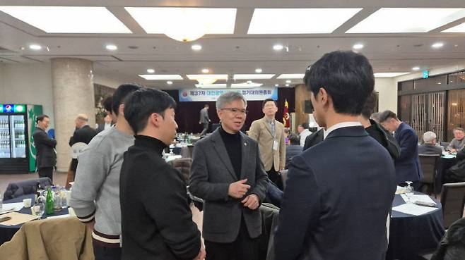 김택우 대한의사협회장이 2025년 2월 20일 대전의사회 정기총회에 참석해 사직전공의 및 휴학 의대생의 건의사항을 듣고 있다.  &nbsp;(사진=임병안 기자)