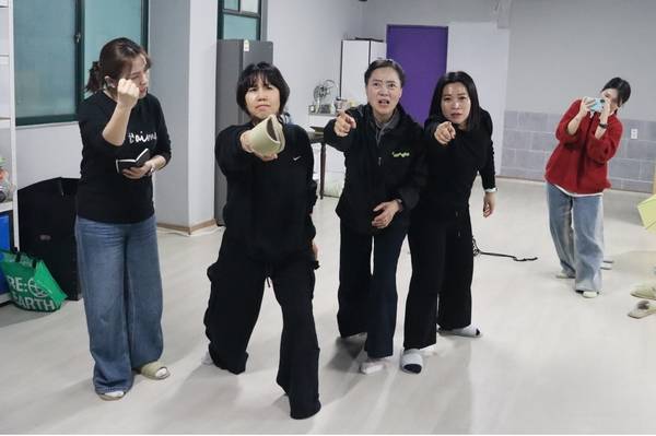 김해 극단 초콜릿나무 의 첫 경연극제 출품작 <깡한 여자들!> 한 장면. /주성희 기자