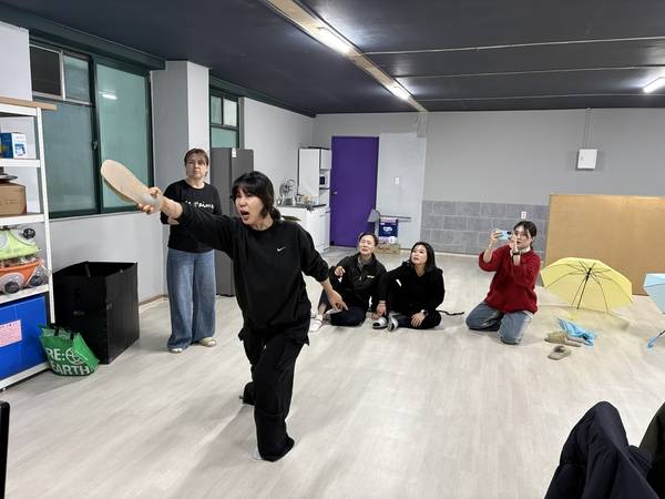 김해 극단 초콜릿나무 의 첫 경연극제 출품작 <깡한 여자들!> 한 장면. /주성희 기자