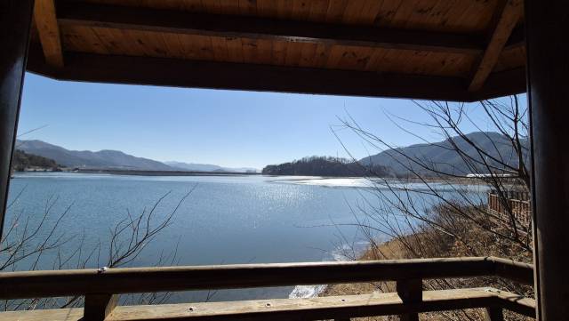 정자에서 본 퇴로마을 가산저수지.