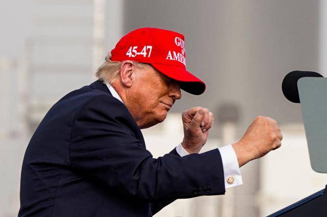 도널드 트럼프 미국 대통령이 27일(현지시간) 텍사스주에서 열린 행사 도중 춤을 추고 있다.[사진=연합뉴스]