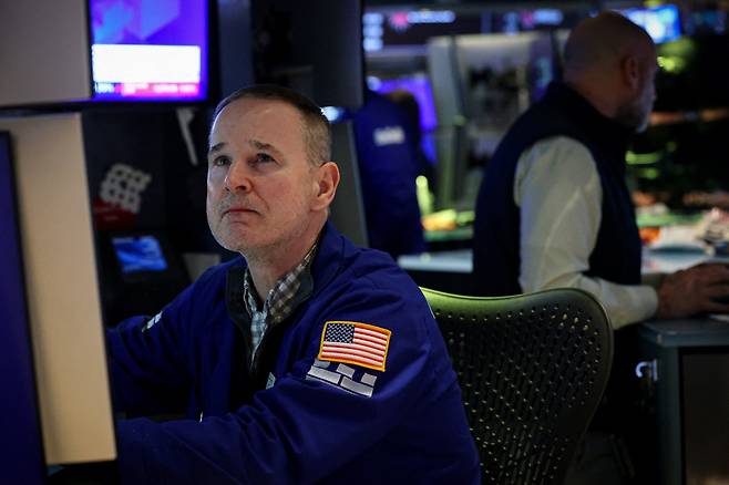 뉴욕증권거래소에서 27일(현지시간) 트레이더가 주가를 살피고 있다. 뉴욕/로이터연합뉴스