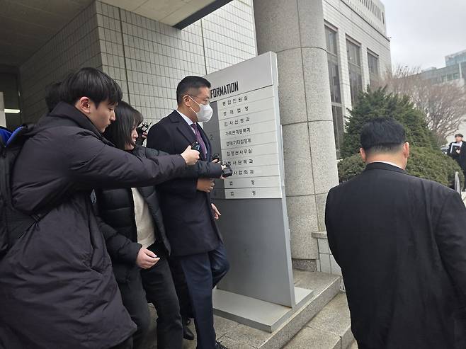 자본시장법 위반 혐의로 기소된 윤관 블루런벤처스(BRV) 대표가 2월 10일 1심에서 무죄 판결을 받은 후 법원을 빠져나가고 있다. 이상우 기자&nbsp;