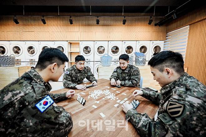 공간력을 통해 개선된 11사단 시범부대의 세탁방에서 장병들이 대기하며 시간을 보내고 있다. 세탁기와 건조기 뿐만 아니라 휴식 공간이 함께 마련돼 민간 세탁방 이상의 수준을 자랑한다. (사진=육군)