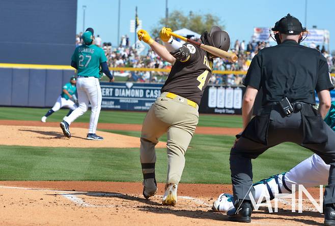 (타이 프랜스가 샌디에이고 합류 후 출전한 스프링캠프 경기에서 타격을 하고 있다)
