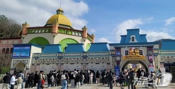 대전 중구 오월드 매표소 앞에 사람들이 입장권을 사기 위해 줄을 서 있다. (오월드 제공. 재판매 및 DB금지) /뉴스1