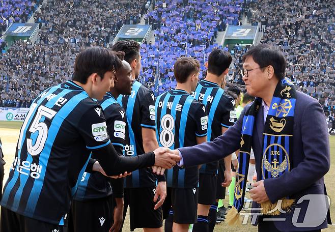 최휘영 문화체육관광부 장관이 28일 오후 인천시 중구 인천축구전용경기장에서 열린 하나은행 K리그1 2026 공식 개막전 인천 유나이티드와 FC서울의 경기를 찾아 선수들과 인사를 나누고 있다. (문화체육관광부 제공. 재판매 및 DB 금지) 2026.2.28 ⓒ 뉴스1