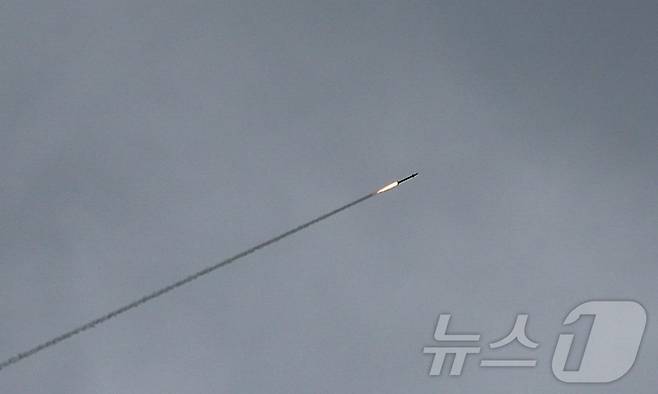 미국과 이스라엘이 이란에 대한 공습을 감행한 28일(현지시간) 예루살렘 상공에 이스라엘의 방어 시스템이 작동하고 있다. ⓒ 로이터=뉴스1 ⓒ 로이터=뉴스1