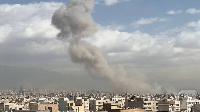 28일(현지시간) 이스라엘의 공습을 받은 이란 테헤란 시내.  ⓒ 로이터=뉴스1