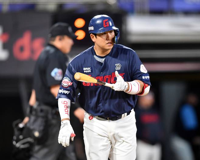 롯데 유강남이 14일 수원KT이즈파크에서 열리는 2024 KBO리그 KT전에서 5회초 엄상백을 상대로 좌월 1점홈런을 터트린 후 홈인하고 있다. 사진 | 스포츠서울DB