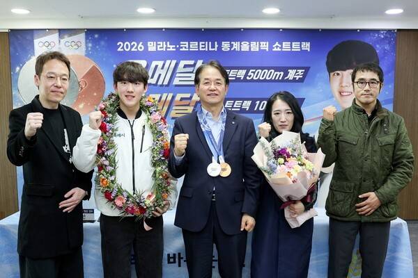 2026 밀라노-코르티나 동계올림픽 쇼트트랙 종목에서 은·동메달을 획득한 고양시청 빙상팀 임종언 선수(왼쪽 두 번째)가 27일 시청 대회의실에서 열린 환영 기자회견에서 이동환 고양시장 등 참석자들과 파이팅을 외치고 있다. /사진=고양시
