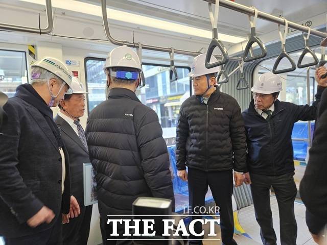 27일 오후 오세훈 서울시장과 관계자들이 위례선 트램 105정거장에 정차한 트램 내부를 점검하고 있다. /김명주 기자