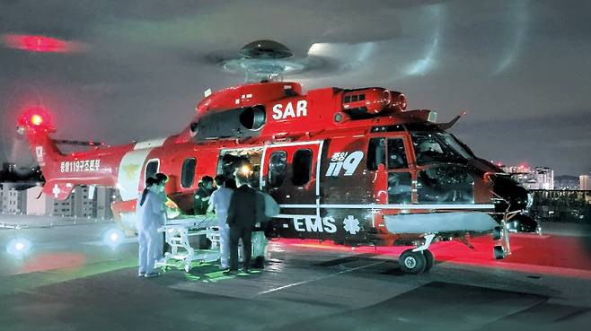 대동맥 박리 환자 헬기 이송 장면. /이대서울병원