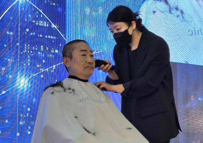 박범계 더불어민주당 의원이 28일 충남 천안시 공주대 천안캠퍼스에서 열린 자신의 출판기념회에서 대전·충남 행정 통합을 촉구하며 삭발하고 있다. 연합뉴스